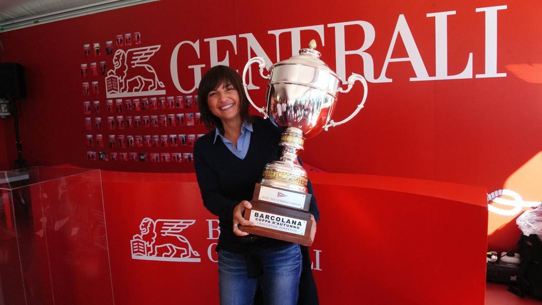 La presidente del Friuli Venezia Giulia, Debora Serracchiani, che stamani ha visitato il Villaggio Barcolana, allestito sulle Rive, mostra il trofeo riservato ai vincitori 